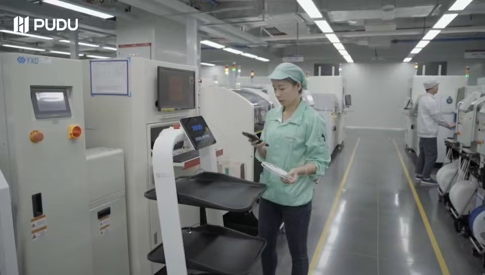 现代化工厂车间内部，工人操作数控机床，传送带输送工件，工业机器人手臂正在加工