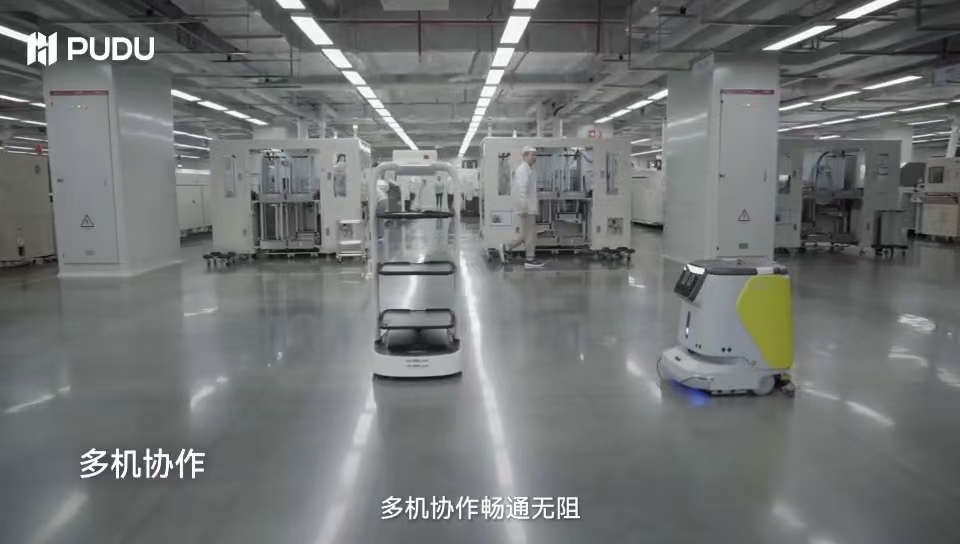 柔性仓储系统示意图，多层货架结构，AMR机器人正在货架下方等待取货，LED指示灯闪烁