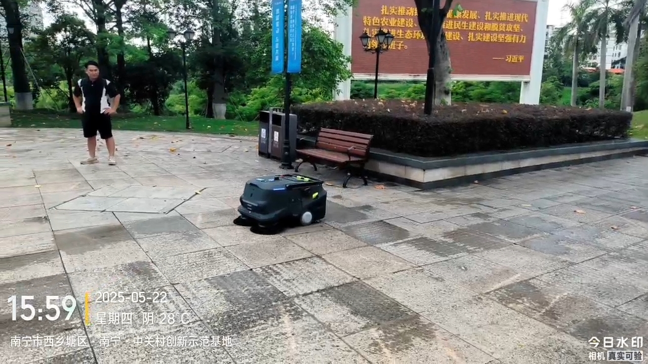 现代化仓储物流中心，多台AGV机器人在货架间有序运行，工作人员正在操作电脑